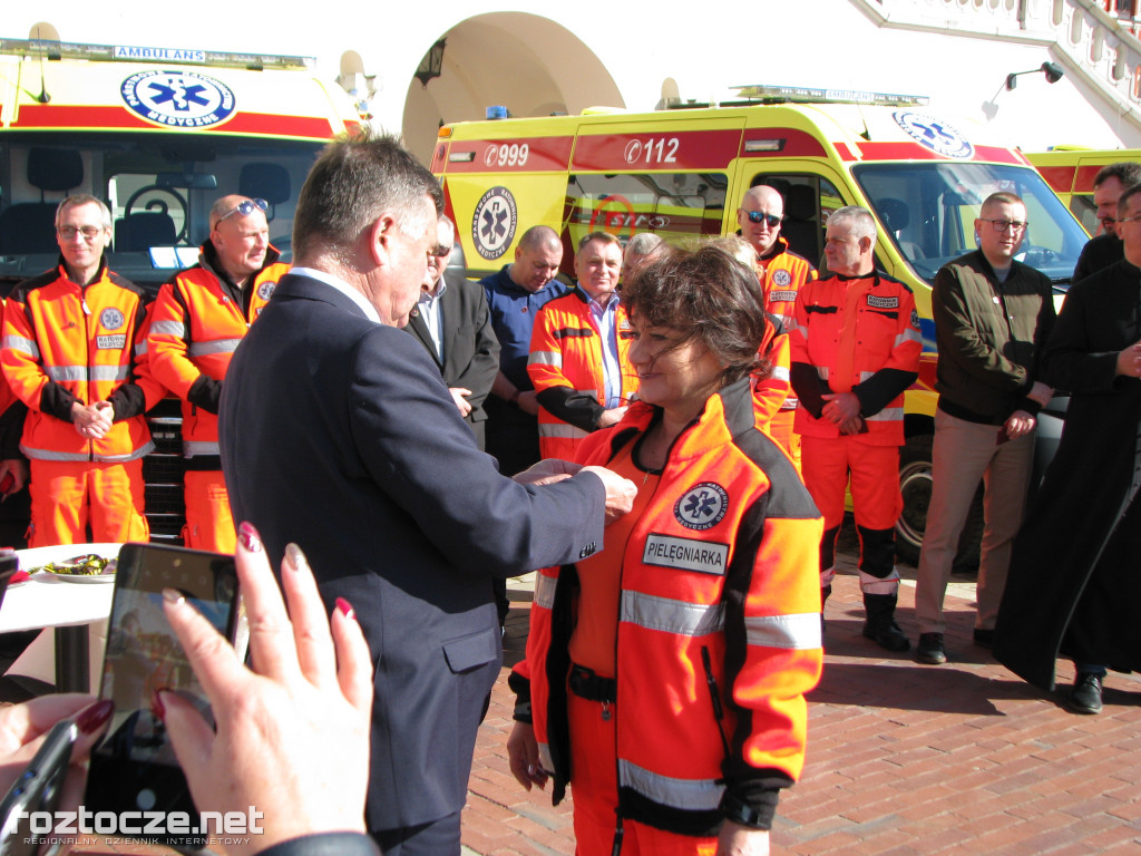 Oddanie do użytku czterech nowych ambulansów i wręczenie odznak honorowych 