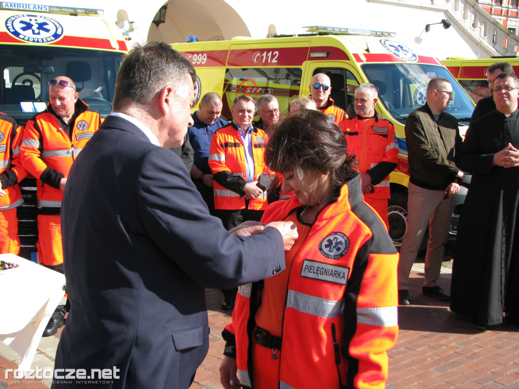 Oddanie do użytku czterech nowych ambulansów i wręczenie odznak honorowych 