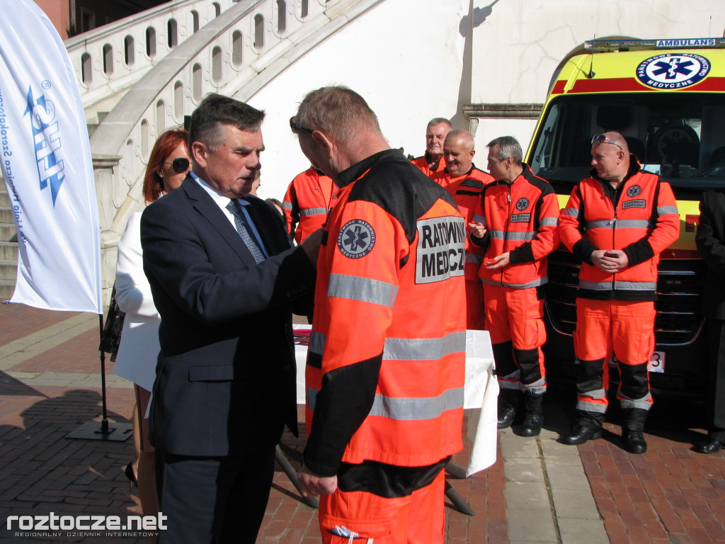 Oddanie do użytku czterech nowych ambulansów i wręczenie odznak honorowych 