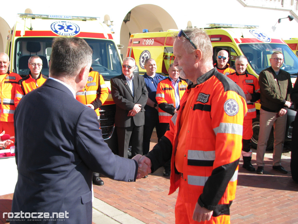 Oddanie do użytku czterech nowych ambulansów i wręczenie odznak honorowych 