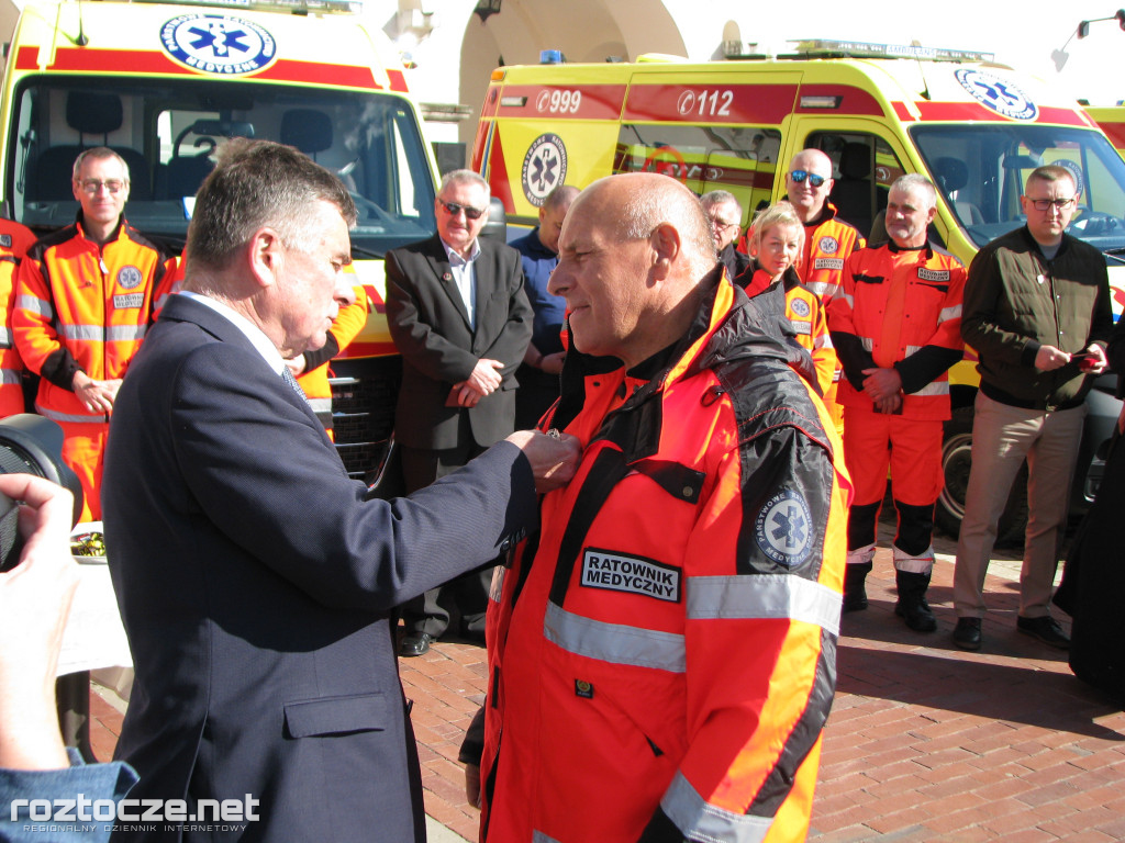 Oddanie do użytku czterech nowych ambulansów i wręczenie odznak honorowych 