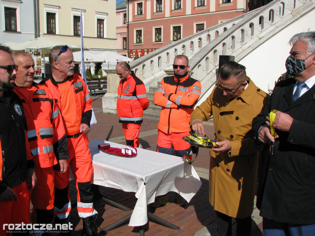 Oddanie do użytku czterech nowych ambulansów i wręczenie odznak honorowych 