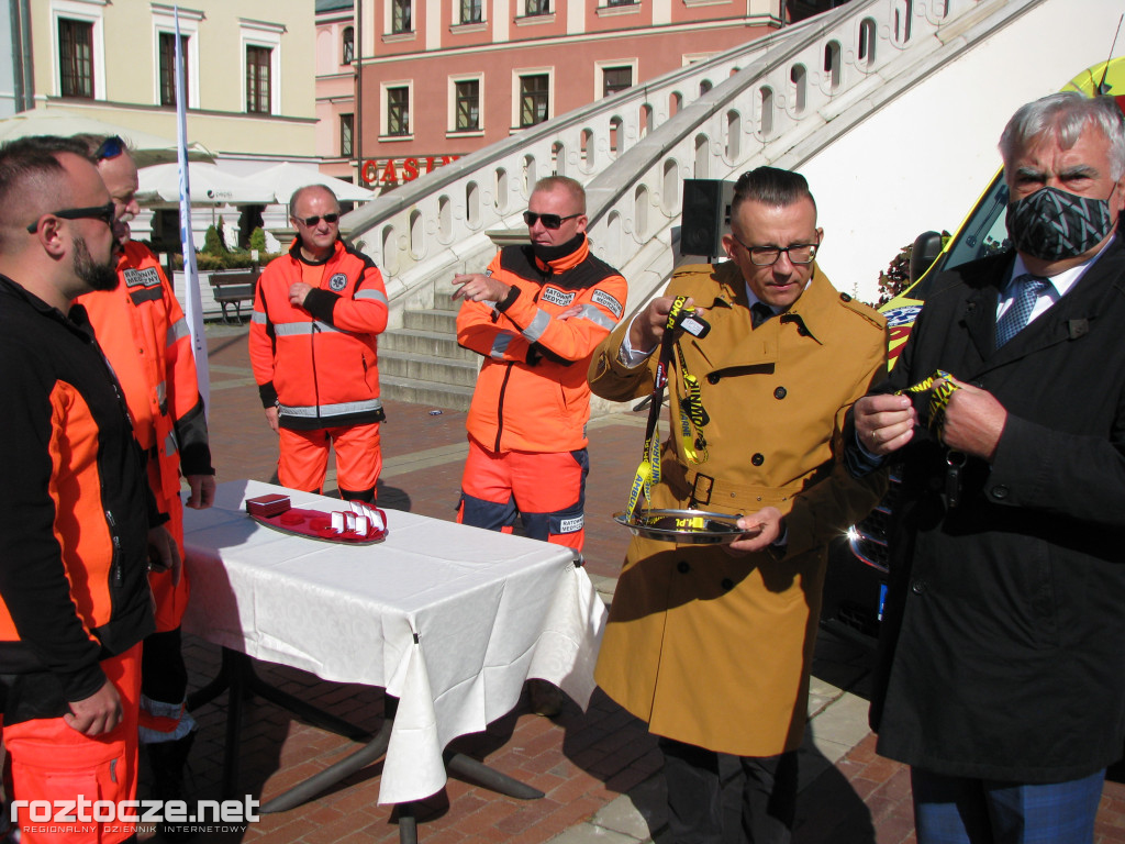 Oddanie do użytku czterech nowych ambulansów i wręczenie odznak honorowych 