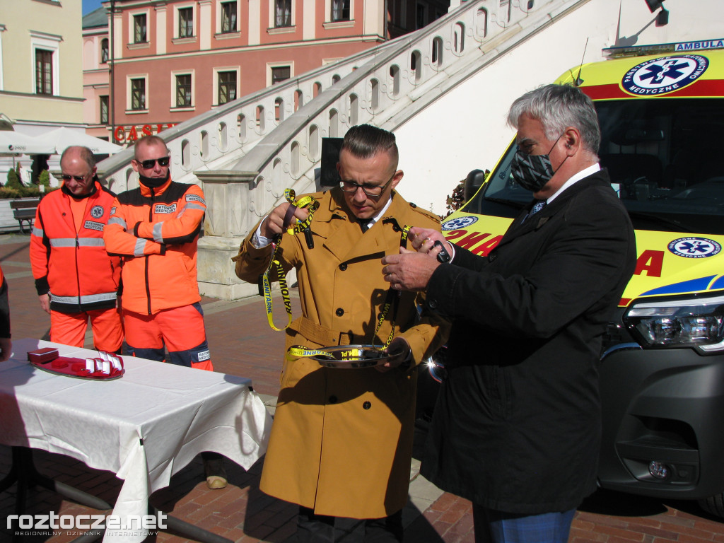 Oddanie do użytku czterech nowych ambulansów i wręczenie odznak honorowych 