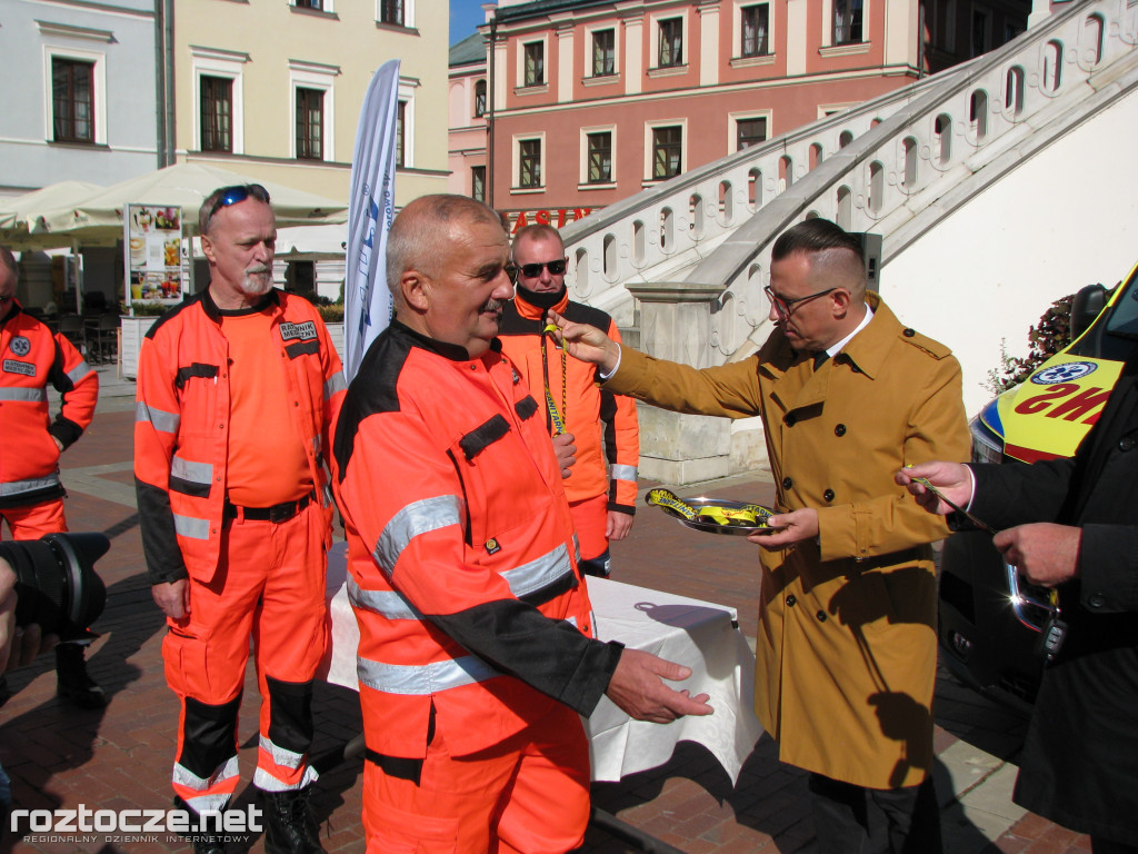 Oddanie do użytku czterech nowych ambulansów i wręczenie odznak honorowych 