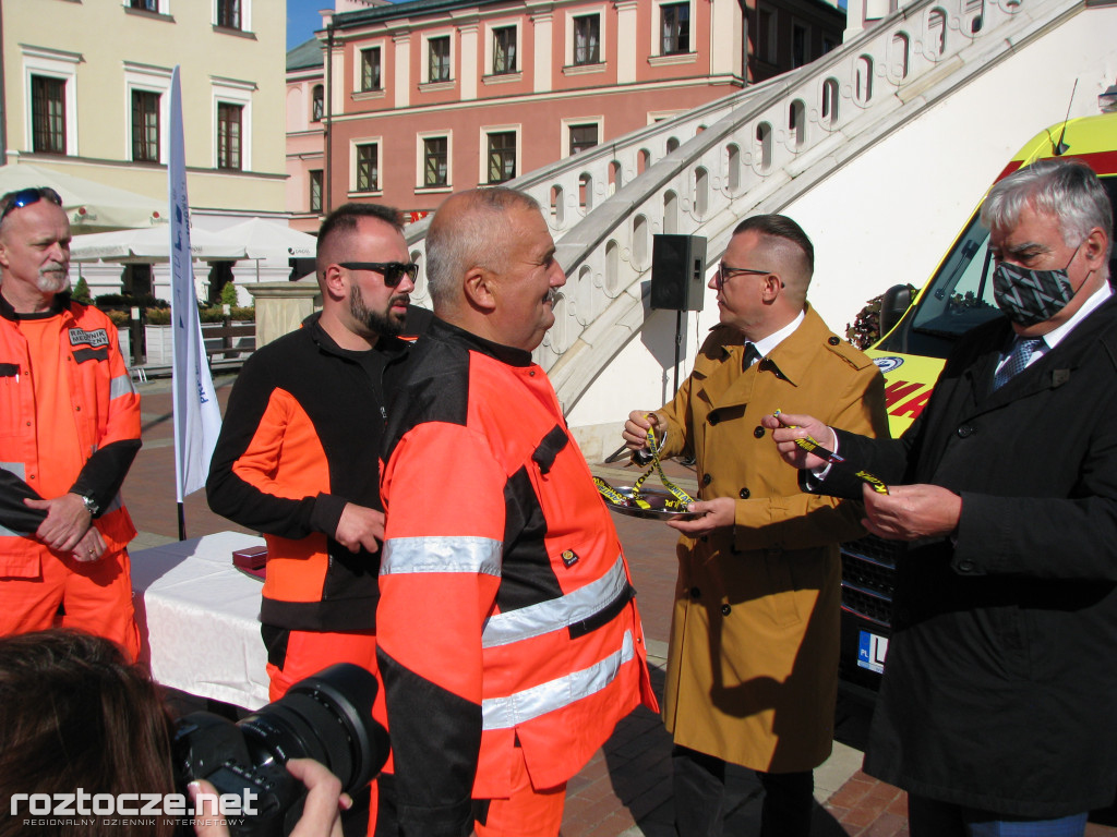 Oddanie do użytku czterech nowych ambulansów i wręczenie odznak honorowych 