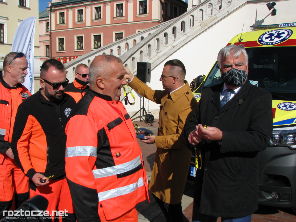 Oddanie do użytku czterech nowych ambulansów i wręczenie odznak honorowych 