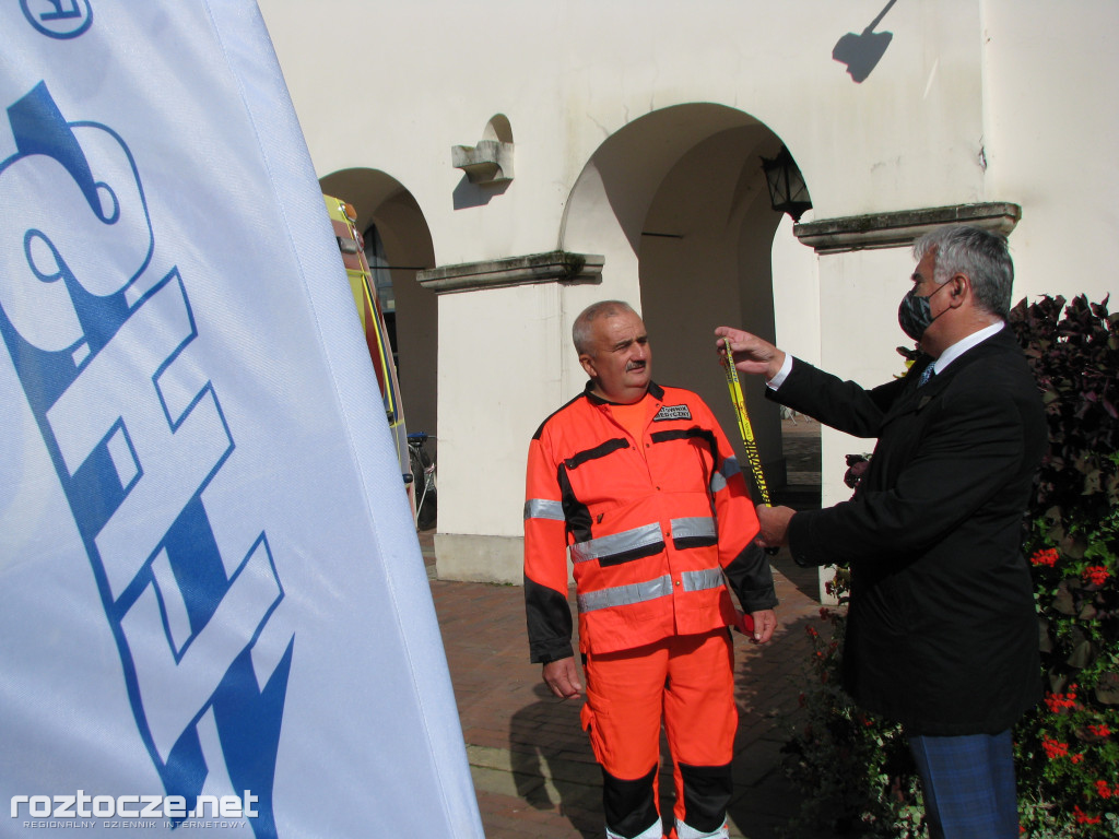 Oddanie do użytku czterech nowych ambulansów i wręczenie odznak honorowych 