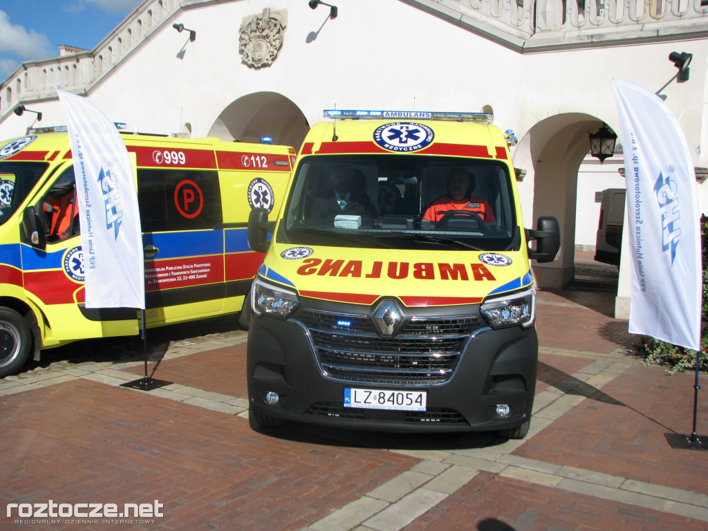 Oddanie do użytku czterech nowych ambulansów i wręczenie odznak honorowych 