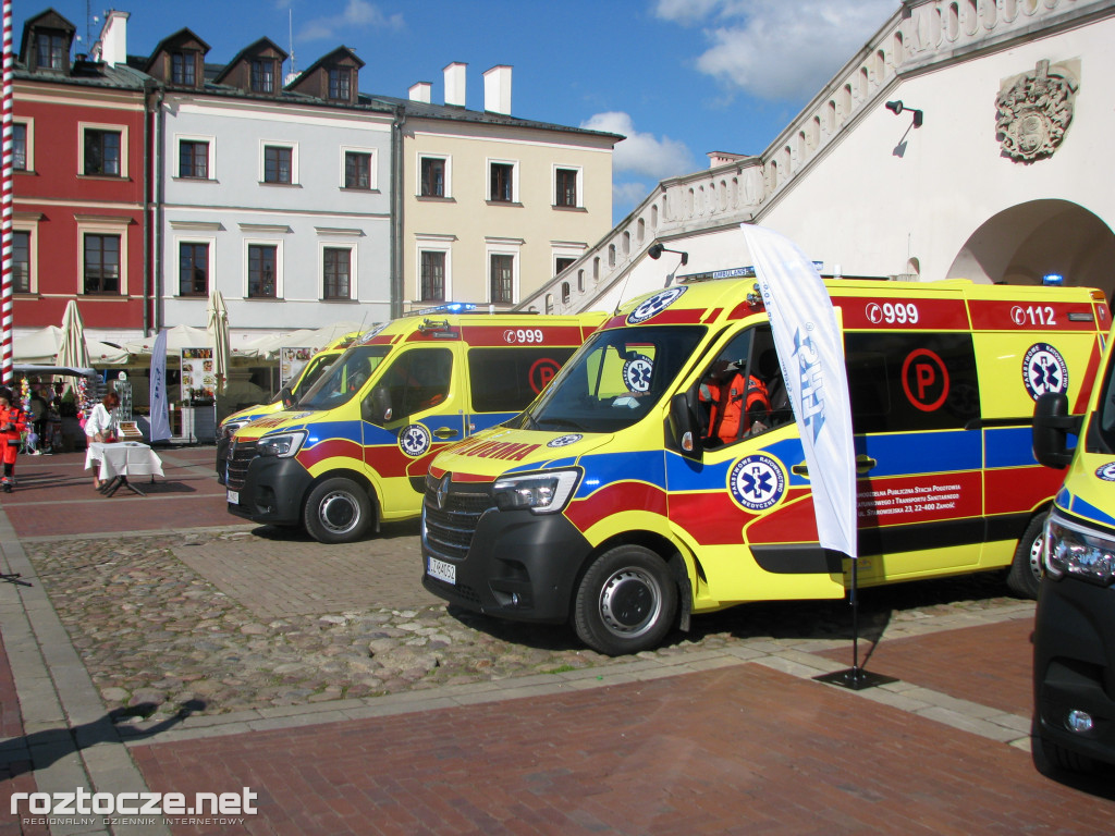 Oddanie do użytku czterech nowych ambulansów i wręczenie odznak honorowych 