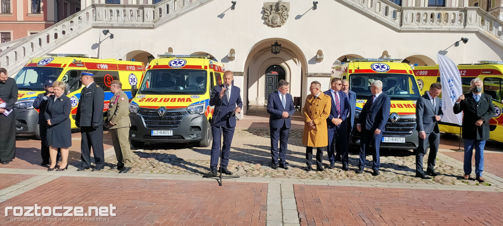 Oddanie do użytku czterech nowych ambulansów i wręczenie odznak honorowych 