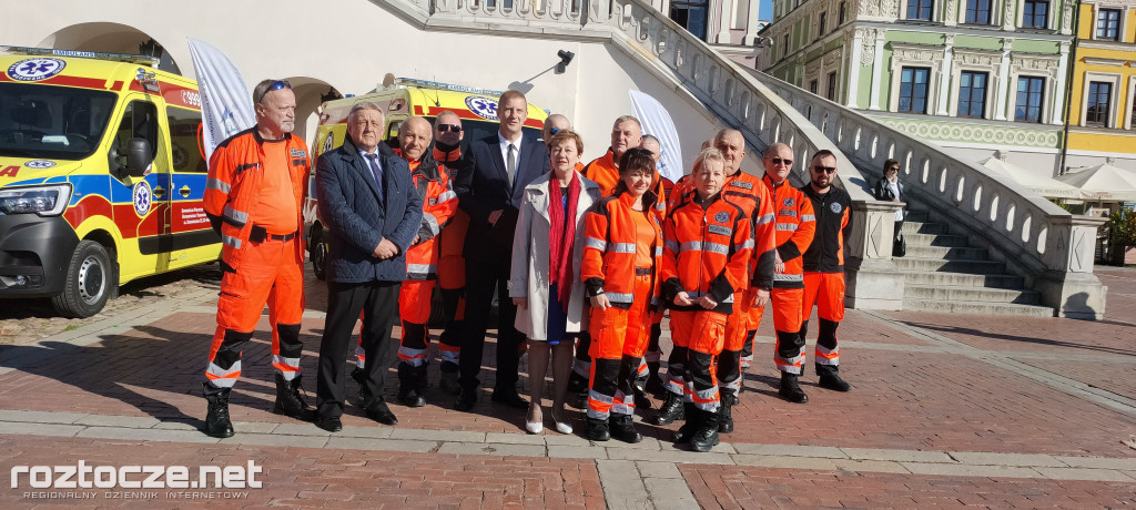 Oddanie do użytku czterech nowych ambulansów i wręczenie odznak honorowych 