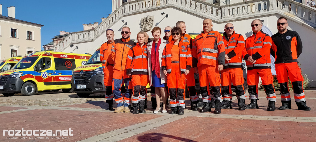 Oddanie do użytku czterech nowych ambulansów i wręczenie odznak honorowych 