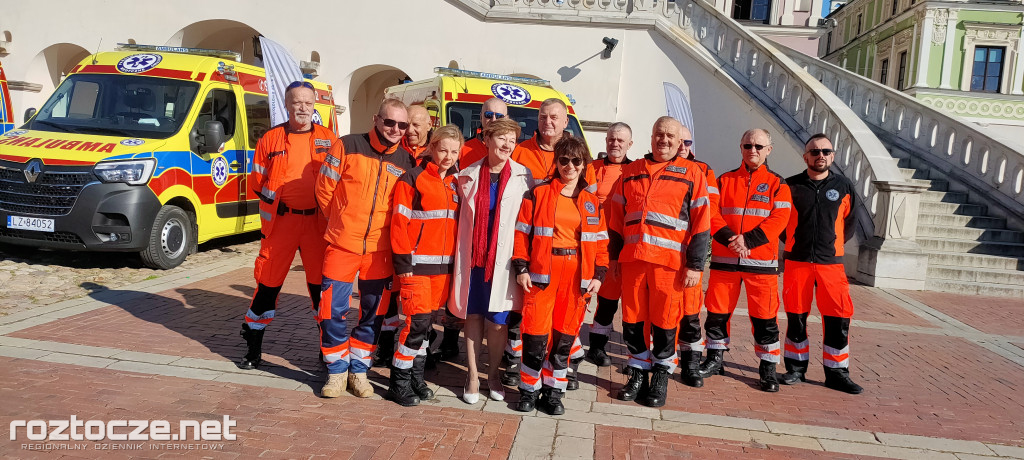 Oddanie do użytku czterech nowych ambulansów i wręczenie odznak honorowych 