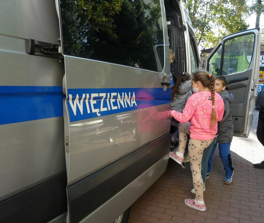 Funkcjonariusze zamojskiej jednostki penitencjarnej na spotkaniu z młodzieżą