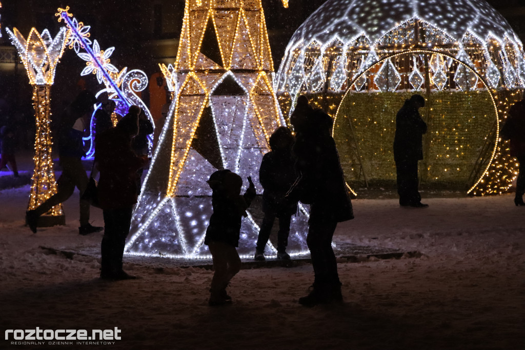 Lodowiska na Rynku Wielkim oficjalnie otwarte! Rozbłysły również iluminacje świetlne.
