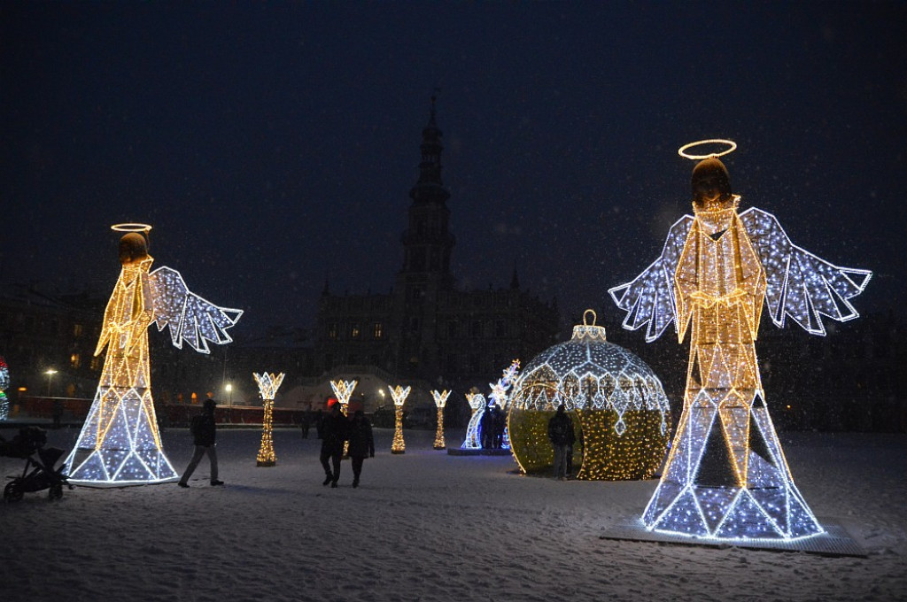 Lodowiska na Rynku Wielkim oficjalnie otwarte! Rozbłysły również iluminacje świetlne.