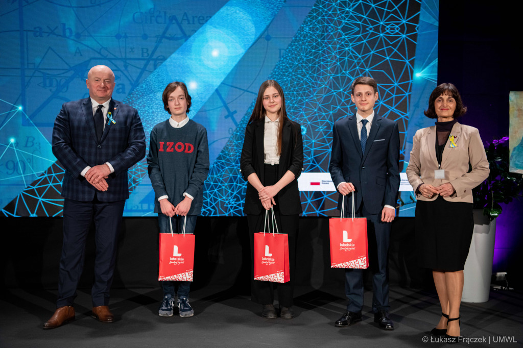 Programy stypendialne dla uzdolnionej młodzieży realizowane przez Samorząd WL