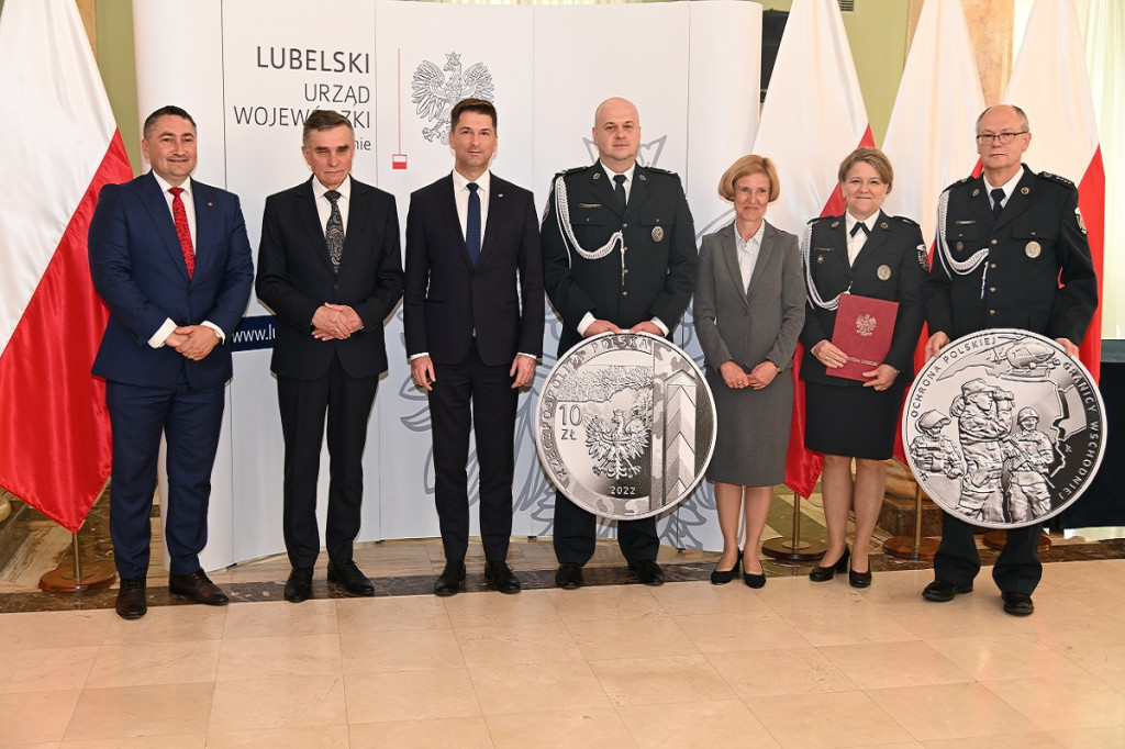Wyróżnieni okolicznościową monetą i dyplomami uznania