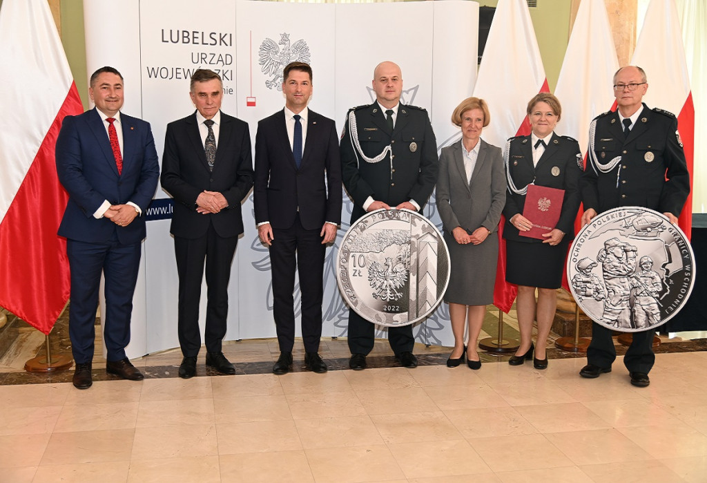 Wyróżnieni okolicznościową monetą i dyplomami uznania