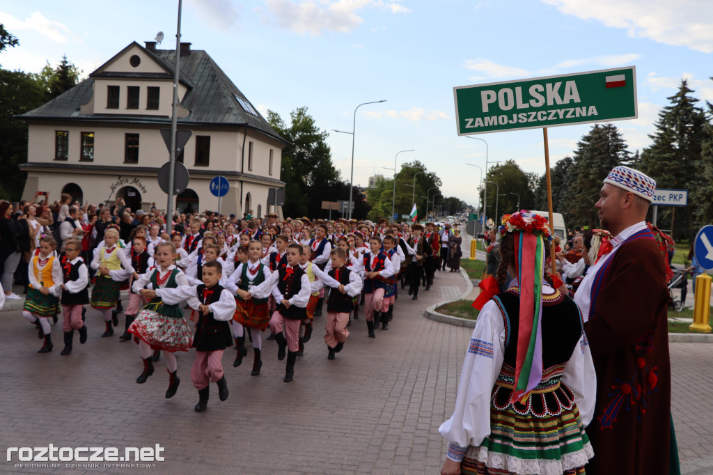 Korowód zespołów i koncert inauguracyjny EUROFOLK - Zamość 2022 [cz. 1]