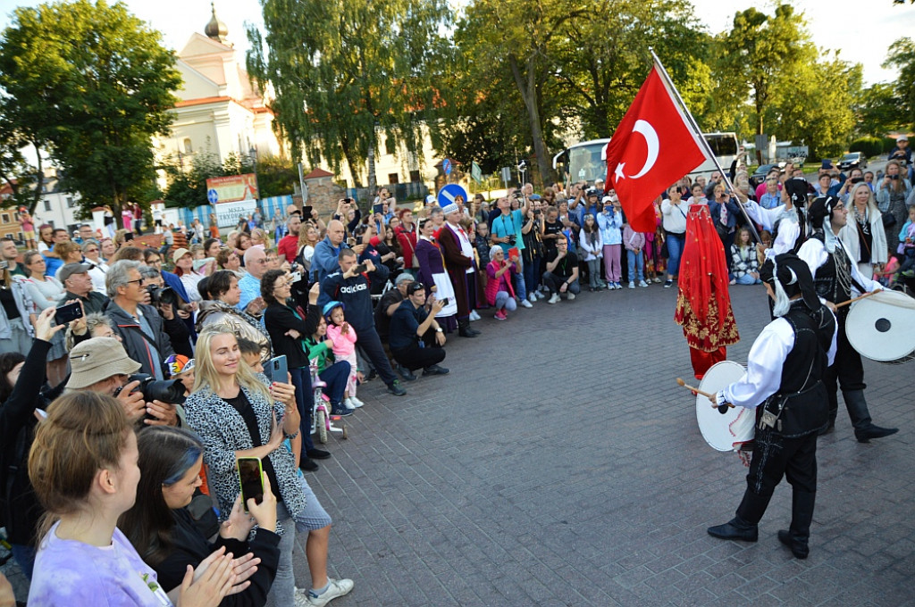 Korowód zespołów i koncert inauguracyjny EUROFOLK - Zamość 2022 [cz. 2]