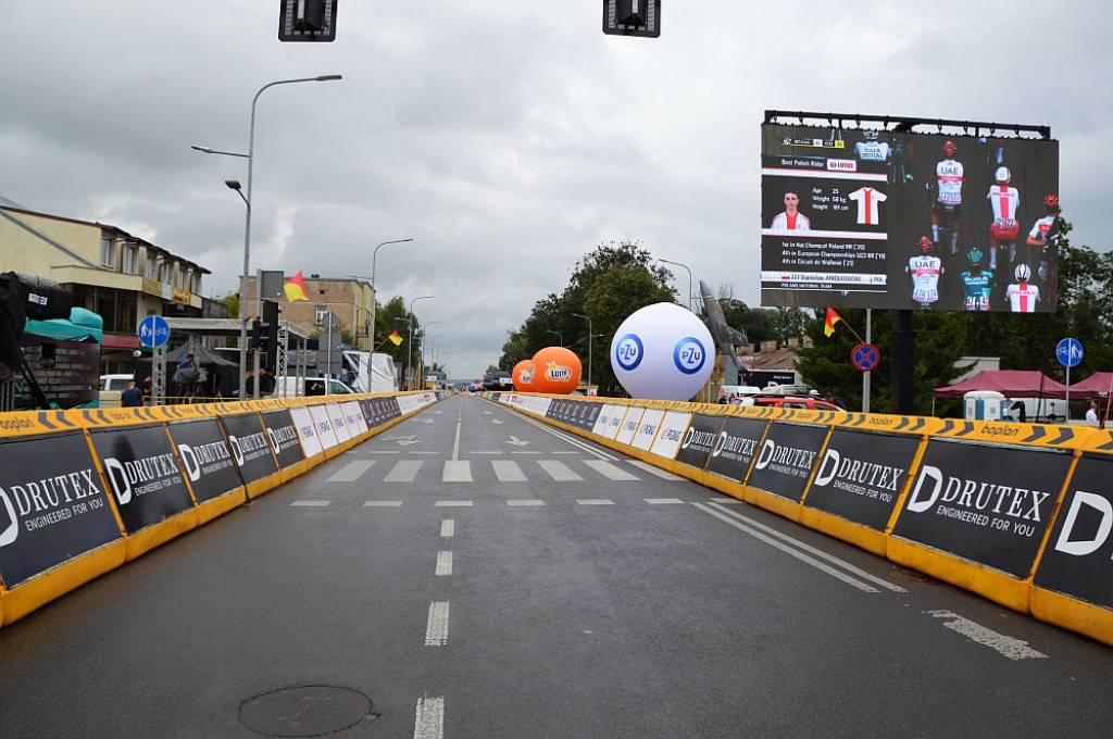 Finisz II etapu wyścigu kolarskiego Tour de Pologne w Zamościu [META]