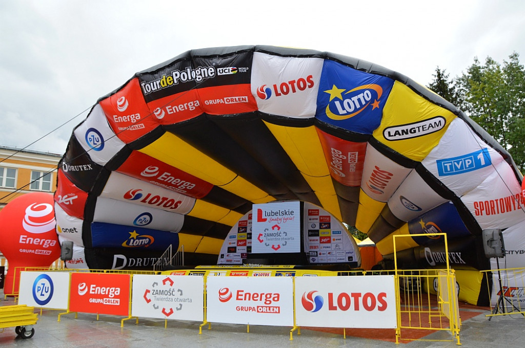 Finisz II etapu wyścigu kolarskiego Tour de Pologne w Zamościu [META]