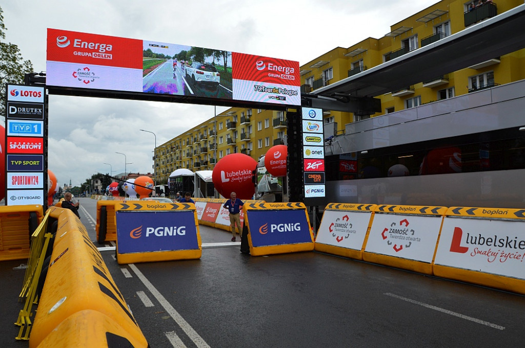 Finisz II etapu wyścigu kolarskiego Tour de Pologne w Zamościu [META]