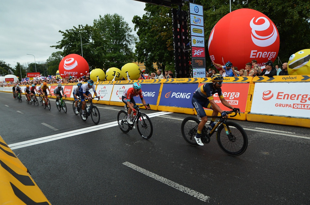Finisz II etapu wyścigu kolarskiego Tour de Pologne w Zamościu [META]