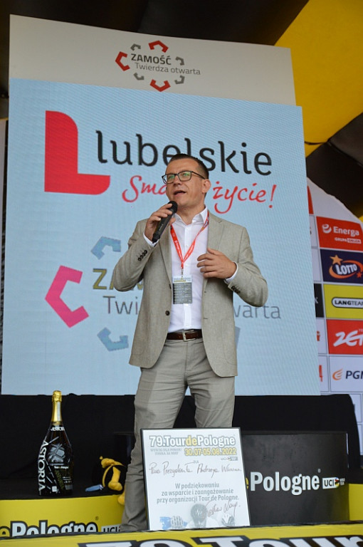 Finisz II etapu wyścigu kolarskiego Tour de Pologne w Zamościu [META]