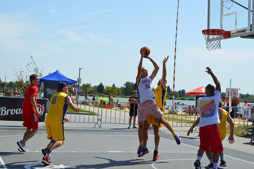 Sportowe zakończenie wakacji nad zamojskim zalewem z koszykówką 3x3