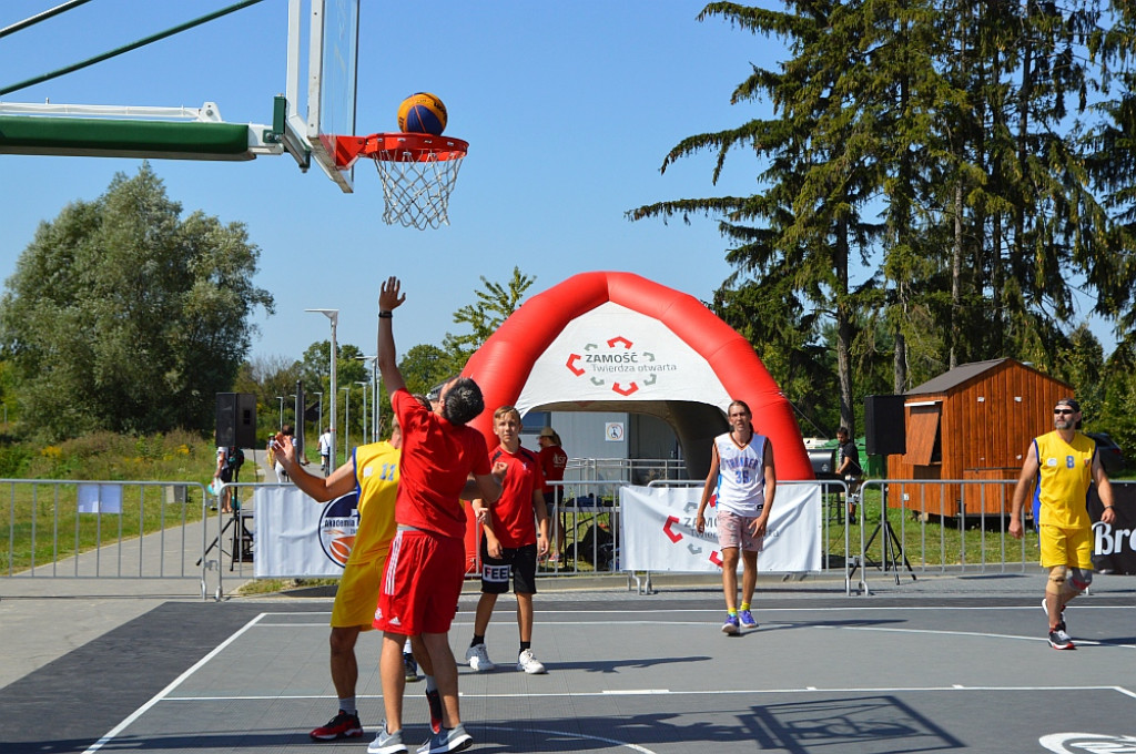 Sportowe zakończenie wakacji nad zamojskim zalewem z koszykówką 3x3