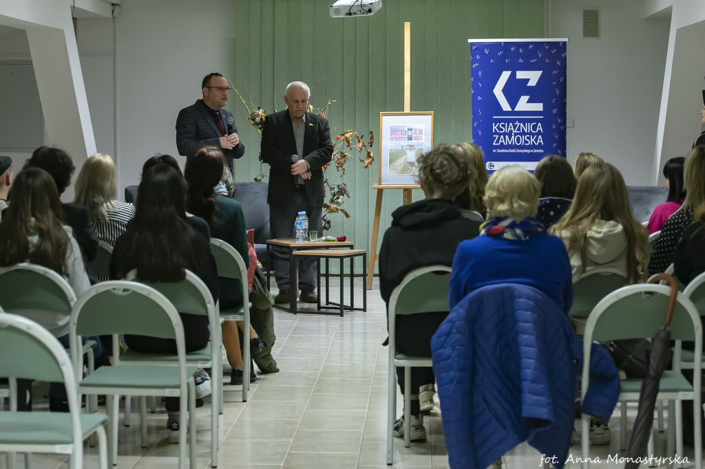 Bohaterem kolejnego spotkania literackiego w Książnicy Zamojskiej był Zbigniew Dmitroca