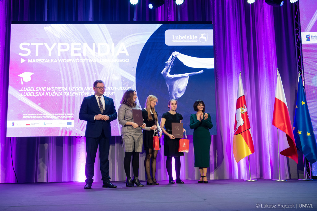 Programy stypendialne dla uzdolnionej młodzieży