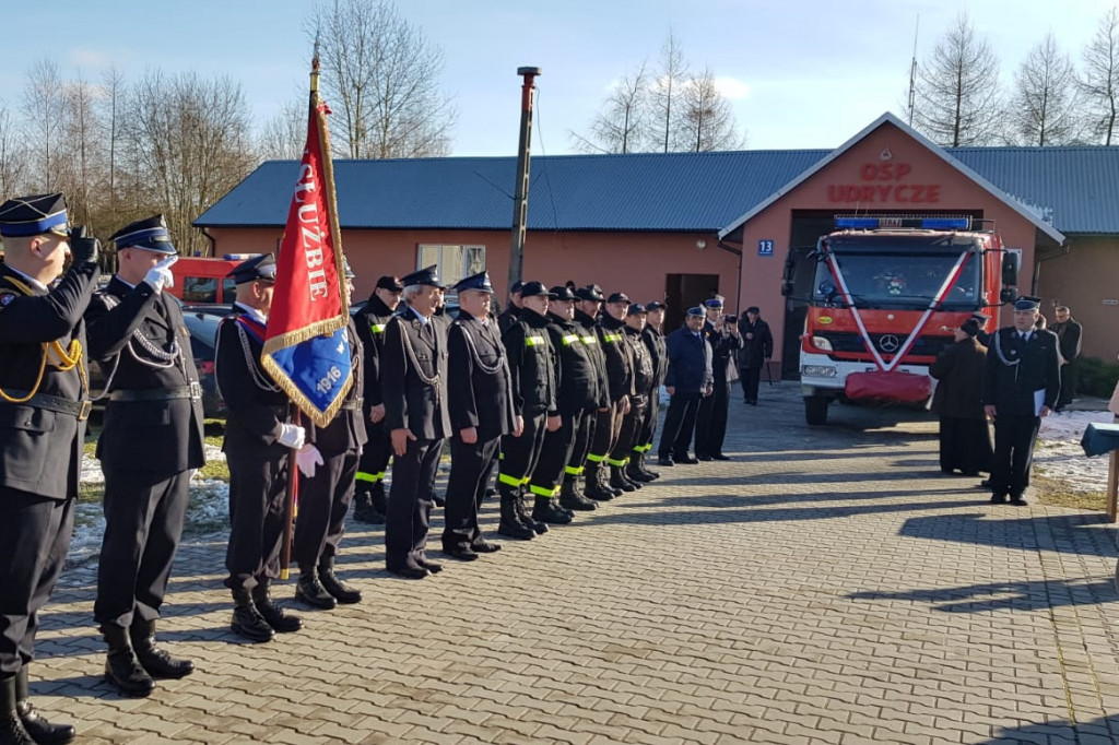 Przekazanie średniego samochodu ratowniczo-gaśniczego GBA 2,6/16 Mercedes Atego