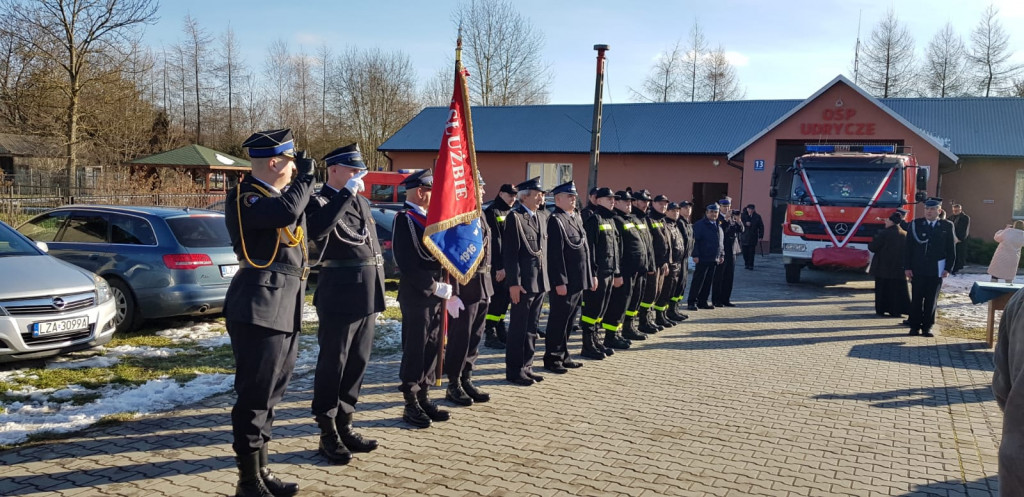 Przekazanie średniego samochodu ratowniczo-gaśniczego GBA 2,6/16 Mercedes Atego