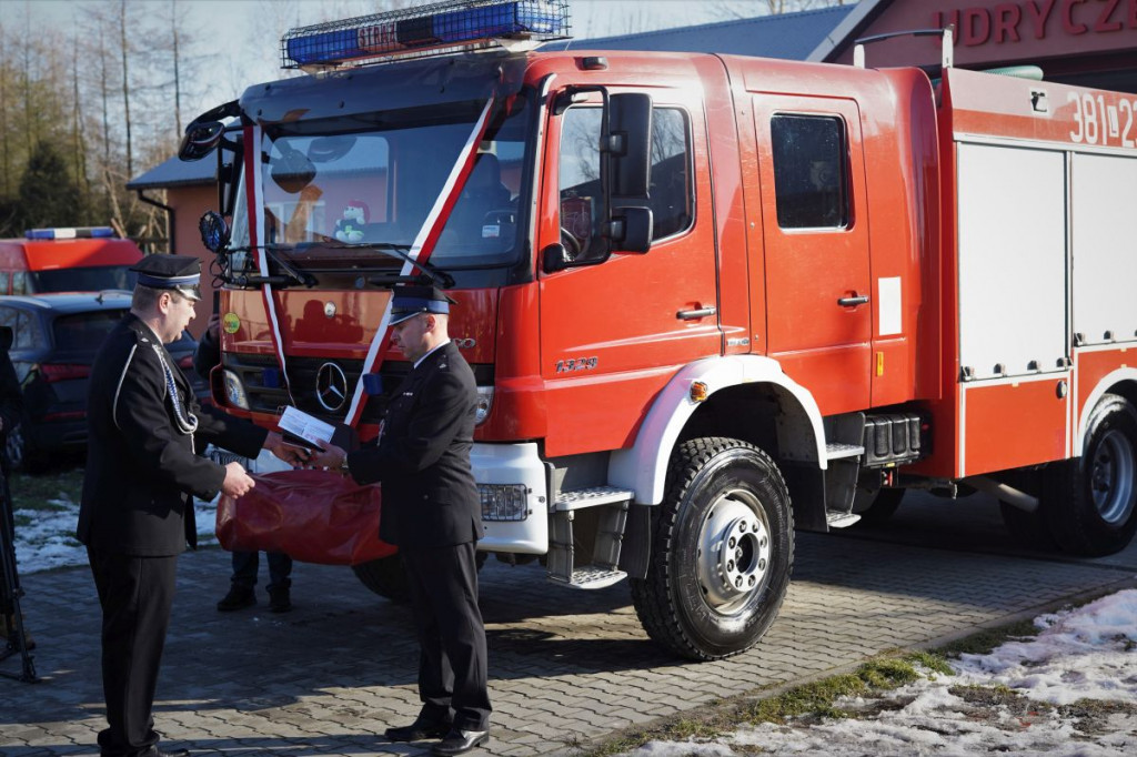 Przekazanie średniego samochodu ratowniczo-gaśniczego GBA 2,6/16 Mercedes Atego