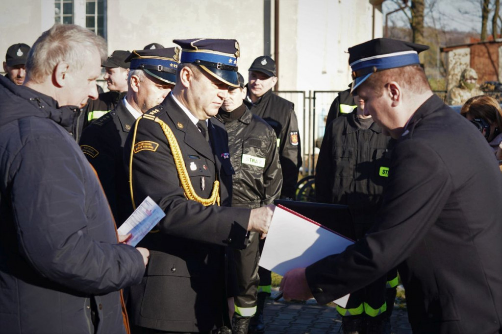 Przekazanie średniego samochodu ratowniczo-gaśniczego GBA 2,6/16 Mercedes Atego