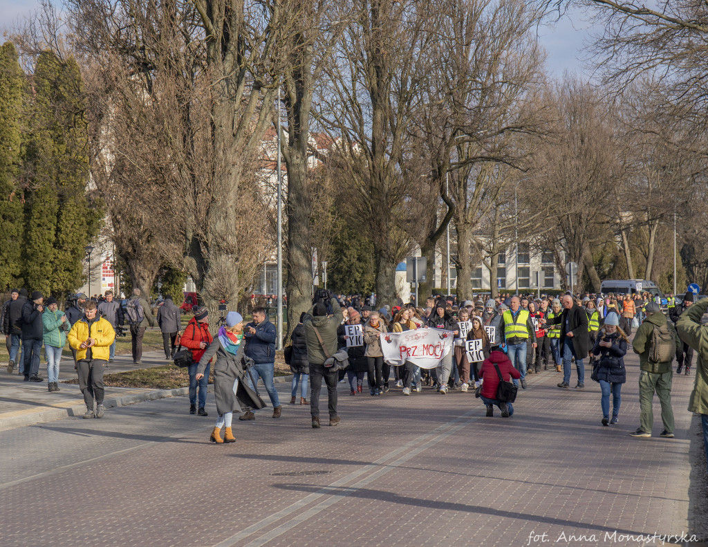 Ulicami Zamościa przeszło w milczeniu około 1500 osób - Marsz Przeciwko Przemocy