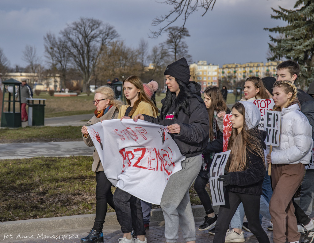 Ulicami Zamościa przeszło w milczeniu około 1500 osób - Marsz Przeciwko Przemocy