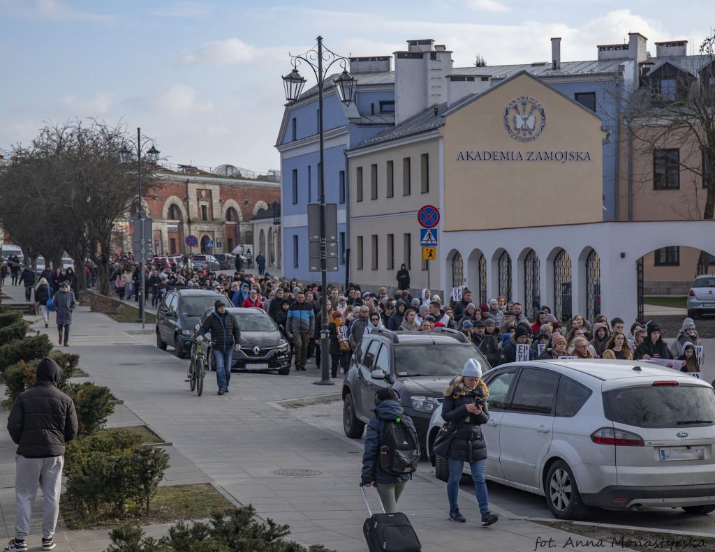 Ulicami Zamościa przeszło w milczeniu około 1500 osób - Marsz Przeciwko Przemocy