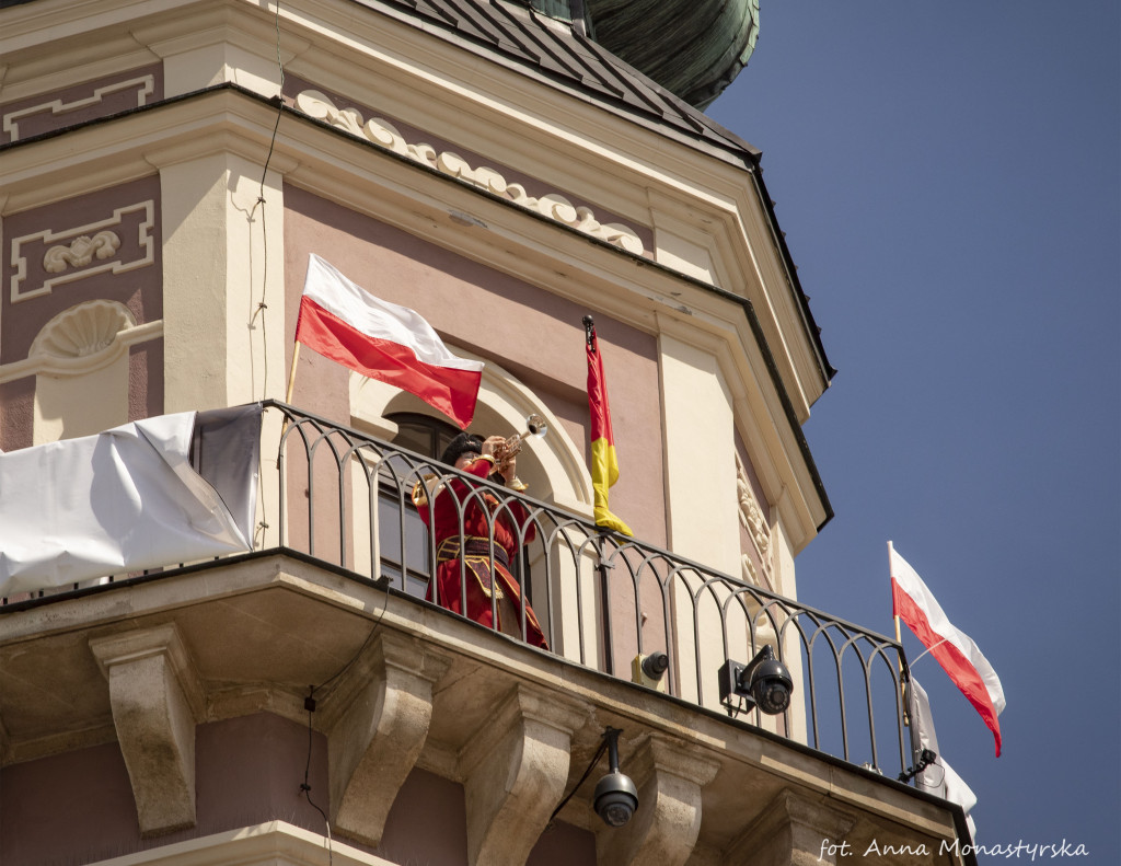 Marsz z Biało-Czerwoną ulicami Zamościa [2 maja - Dzień Flagi RP]