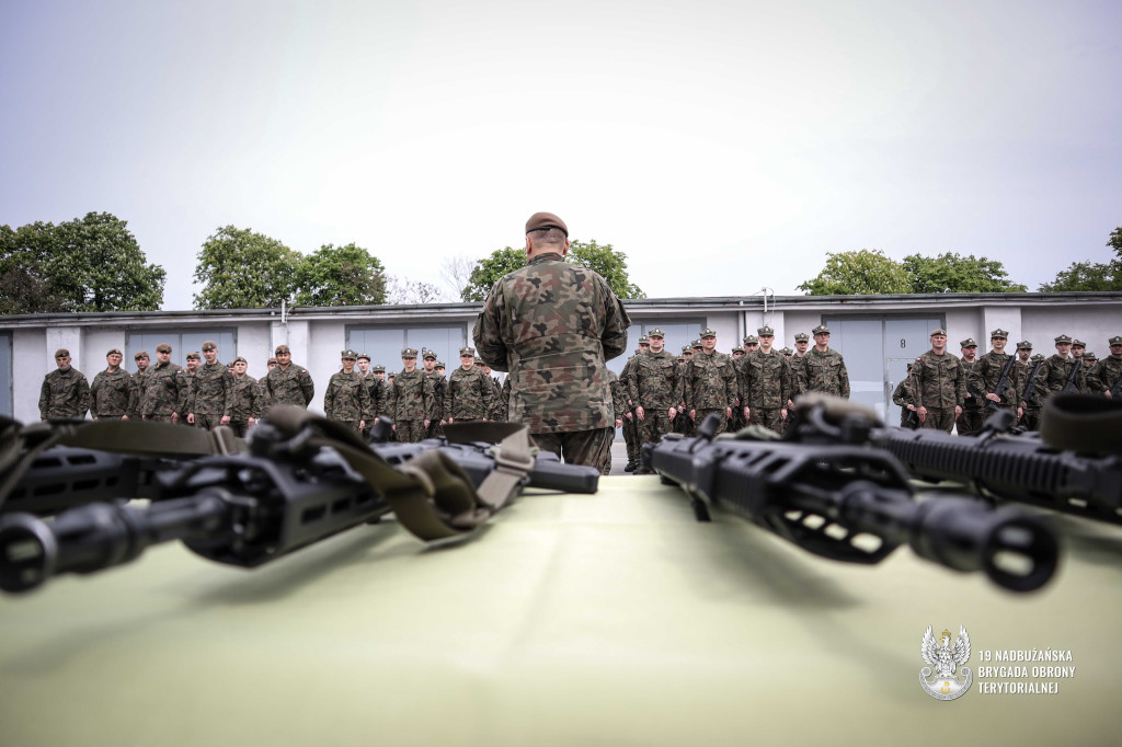 Uroczyste wręczenie broni dla nowo wcielonych żołnierzy 19 NBOT