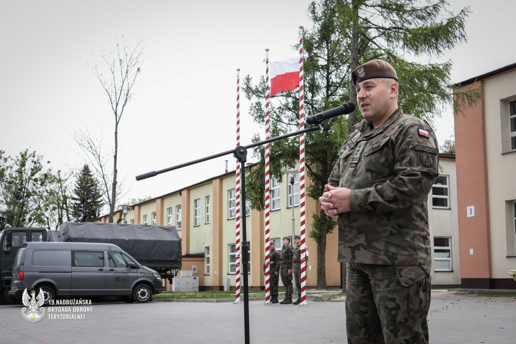 Uroczyste wręczenie broni dla nowo wcielonych żołnierzy 19 NBOT