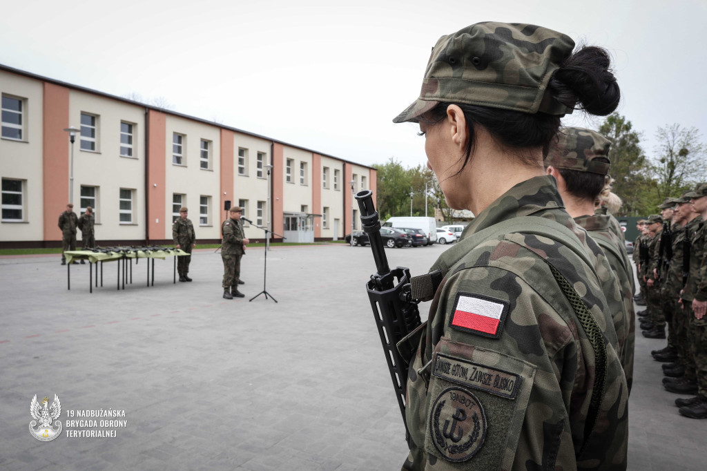 Uroczyste wręczenie broni dla nowo wcielonych żołnierzy 19 NBOT