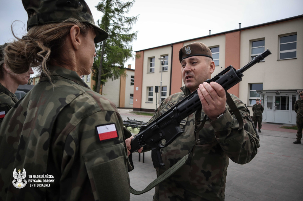 Uroczyste wręczenie broni dla nowo wcielonych żołnierzy 19 NBOT