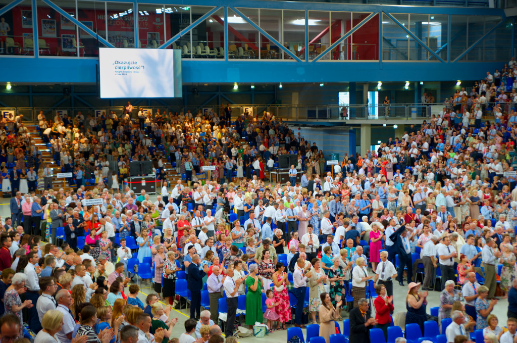 Chrzest głównym punktem drugiego dnia  kongresu Świadków Jehowy w Rzeszowie