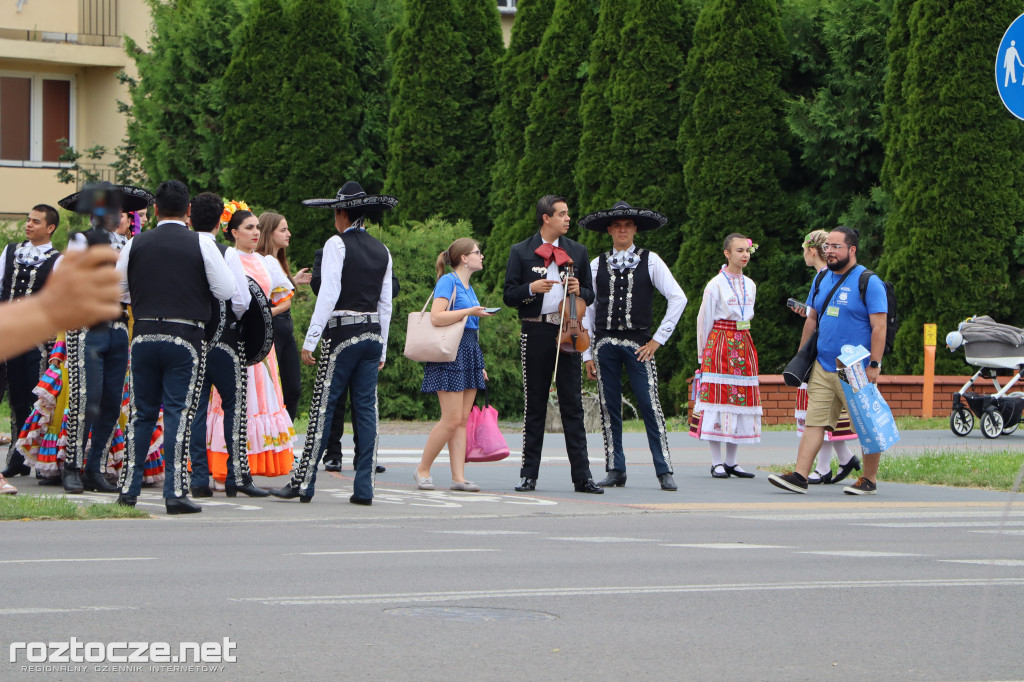Korowód zespołów i koncert inauguracyjny XX Festiwalu EUROFOLK
