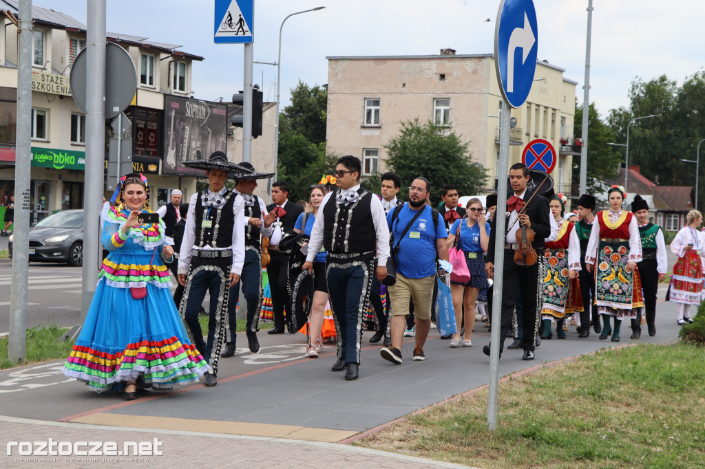 Korowód zespołów i koncert inauguracyjny XX Festiwalu EUROFOLK